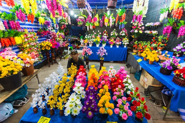 Commerciante al mercato notturno in Thailandia — Foto Stock