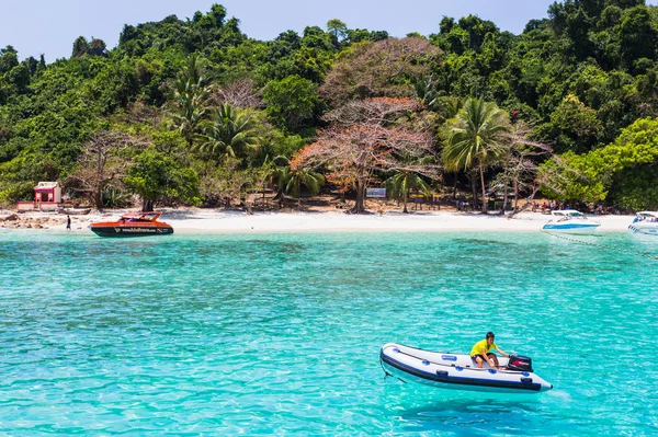 Dive boat heading to the island — Stock Photo, Image