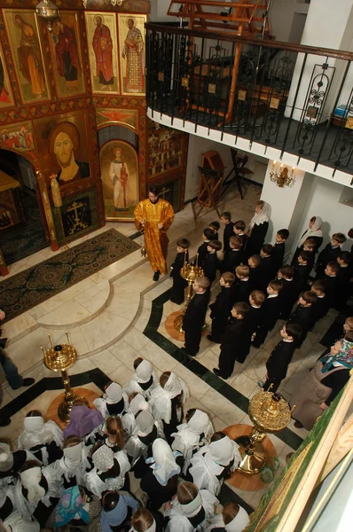 Coro de niños ortodoxos en el gimnasio cristiano — Foto de Stock