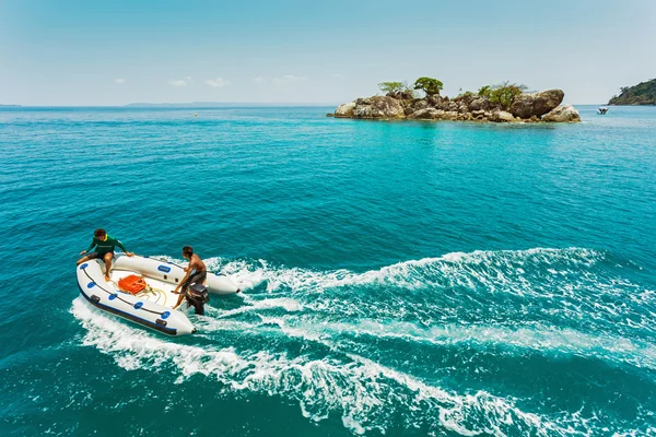 Immersione in barca verso l'isola — Foto Stock