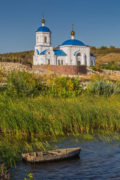 Bateau sur la rivière près de l'église orthodoxe — Photo