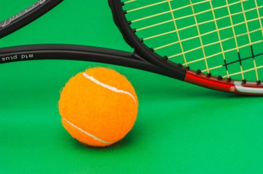 tenis raketi ve top