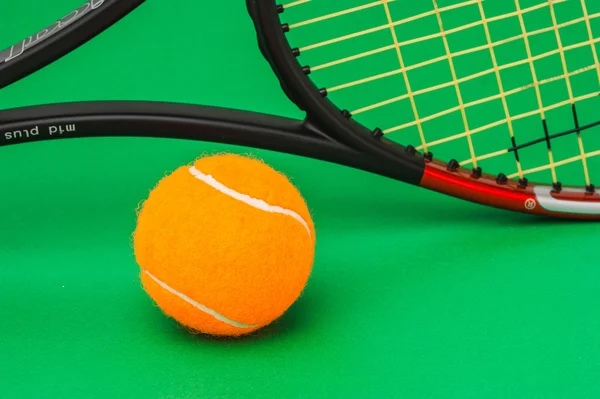 Tennisschläger und Ball — Stockfoto