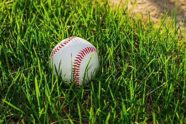 草の野球ボール — ストック写真