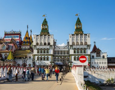 Turistler ve Moskova'da yürüyen insanlar