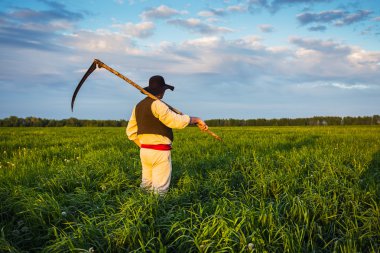 Çim adam eski giysileri mows