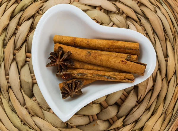 Palitos de canela en un tazón —  Fotos de Stock