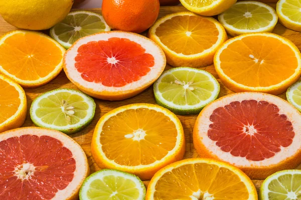 Fundo com laranjas fatiadas — Fotografia de Stock