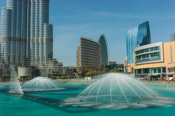 Bâtiments et rues de grande hauteur à Dubai — Photo