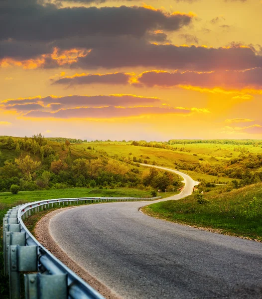 Strada tortuosa lungo il prato verde — Foto Stock