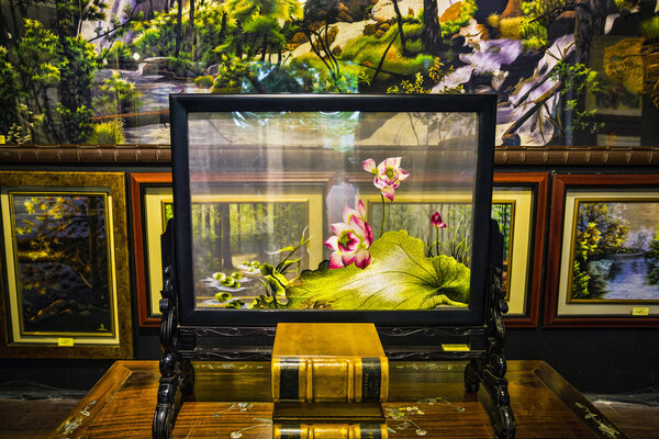 Картины в музее шёлка
