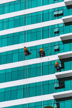 Büyük şehirde yüksek kule temizlik işçileri