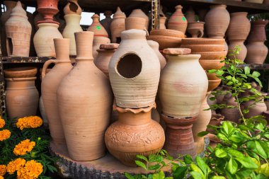 Doğu sürahileri rafta duruyor.