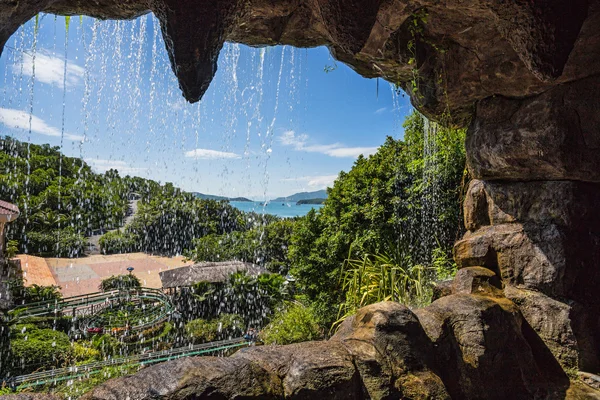 The cave with a waterfall on the island of entertainment. — Stock Photo, Image