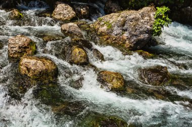 Beyaz çıkıntı ve nehir