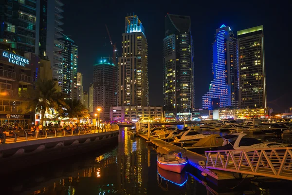 Marina do Dubai à noite. EAU — Fotografia de Stock