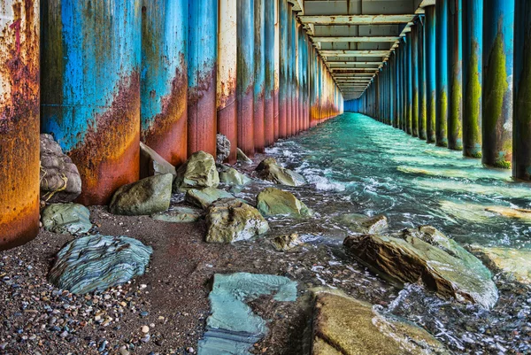 Bajo el viejo puente oxidado — Foto de Stock