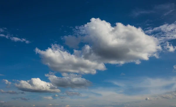 Schöner Himmel mit Wolken — Stockfoto