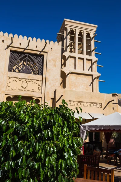 Slavný hotel a turistické čtvrti madinat jumeirah — Stock fotografie