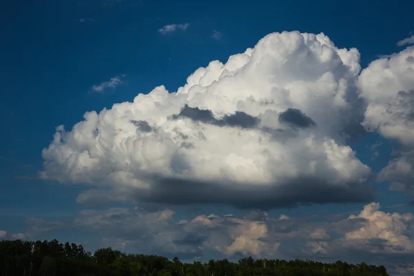 Schöner Himmel mit Wolken — Stockfoto