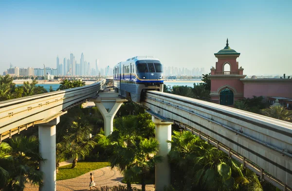 Egysínű vasút állomás egy mesterséges sziget palm jumeirah — Stock Fotó