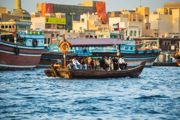 Лодки на ручье залива в Дубае, ОАЭ — стоковое фото
