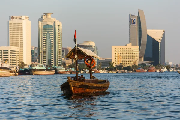 Човни на крик затоки в Дубаї, ОАЕ — стокове фото