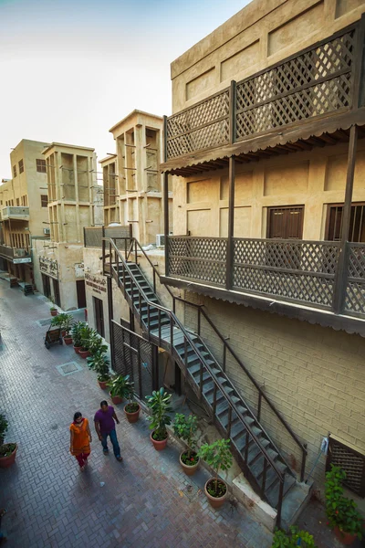 Régi épületek és szűk utcák Deira-ban — Stock Fotó