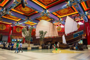 Dubai, Birleşik Arap Emirlikleri - 2 Kasım 2013: Battuta Alışveriş Merkezi: en güzel süpermarkete benzer