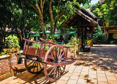 Ahşap vagon üzerinde çiçekler