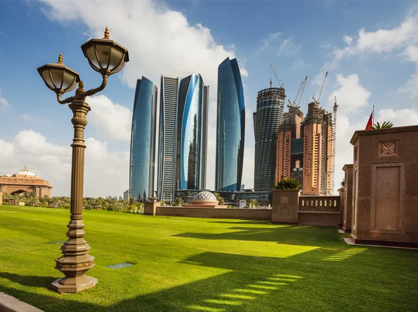 Arranha-céus em Abu Dhabi — Fotografia de Stock