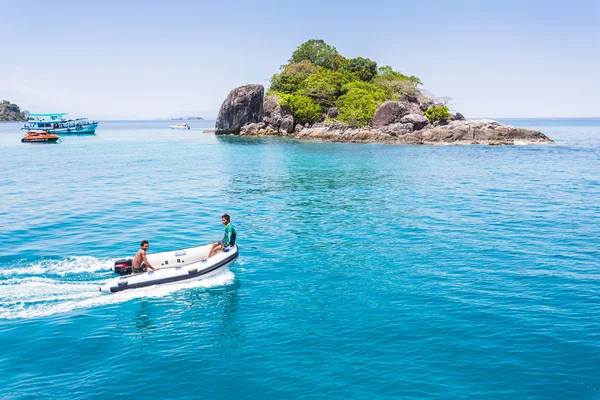 Dive boat heading to the island — Stock Photo, Image