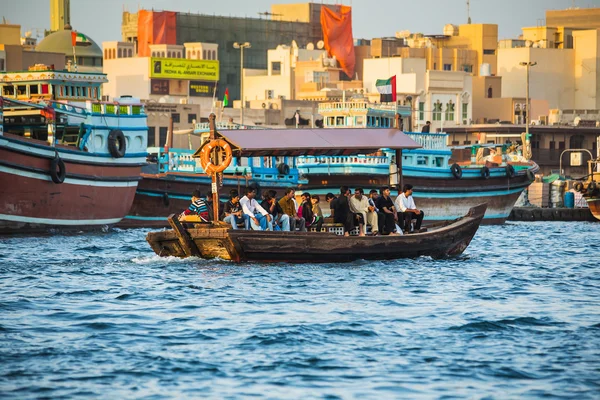 Lodě na záliv creek v Dubaji — Stock fotografie