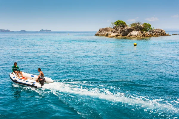 Immersione in barca verso l'isola — Foto Stock