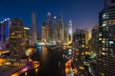 Gece Dubai Marina 'sı