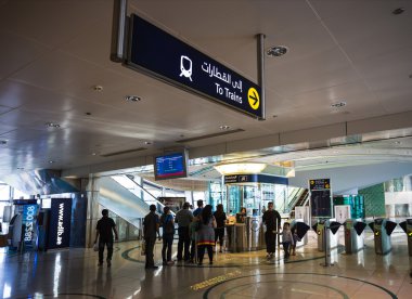 İnsanlar Dubai metro 