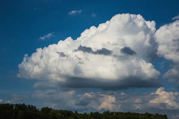 Blauer Himmel mit Wolken — Stockfoto