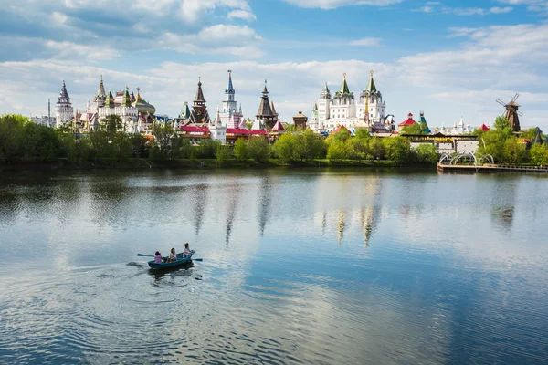 Kremlin reflejado en el lago — Foto de Stock