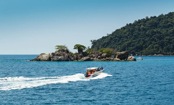 Dive boat heading to island — Stock Photo, Image