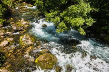 Abhazya içinde beyaz çıkıntı ve nehir manzara