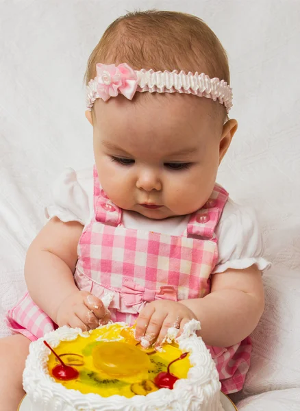 Маленькая девочка со сладким тортом — стоковое фото
