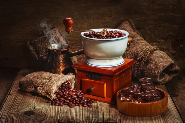 Шлифовальный станок и другие принадлежности для кофе — стоковое фото