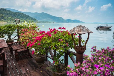 Cafe verandada balıkçı köyü