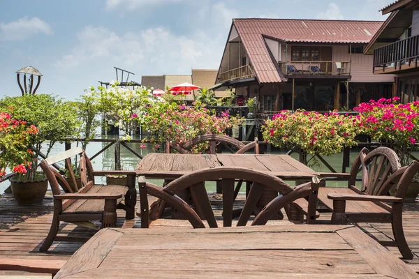 Café na varanda na vila piscatória — Fotografia de Stock