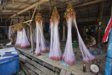 Balıkçı balık net onarır  