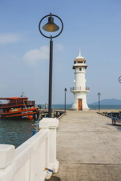 Maják na molu bang bao na ostrově koh chang — Stock fotografie