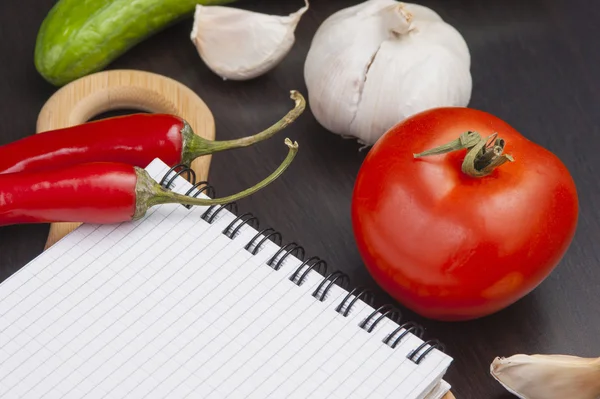 Verduras y utensilios de cocina — Foto de Stock