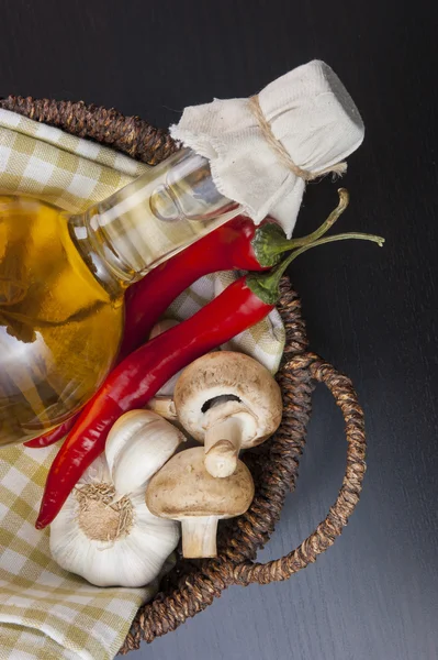 Botella de aceite de girasol y verduras —  Fotos de Stock