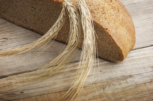 Bread and ears on the table — Stock Photo, Image