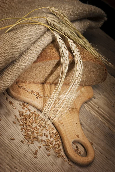 Brot und Ohren auf dem Tisch — Stockfoto